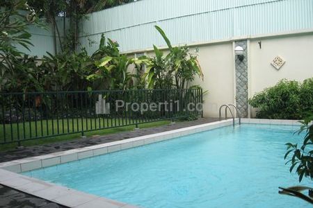 Sewa Rumah di Dalam Compound Cipete Jakarta Selatan Ada Kolam Renang dan Taman - 4 Kamar Tidur Semi Furnished