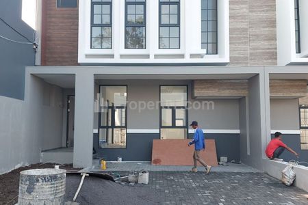 Tampak Depan Ada Carport 