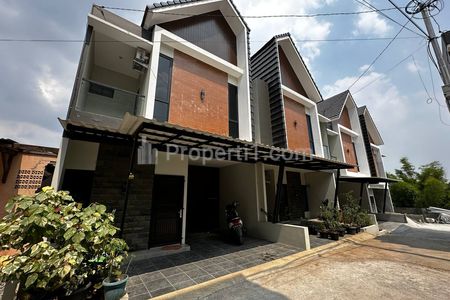 Dijual Rumah Ready Stock Dekat LRT Toll Cibubur, Arundina Lapangan Tembak, Al Azhar 20, Jakarta Timur