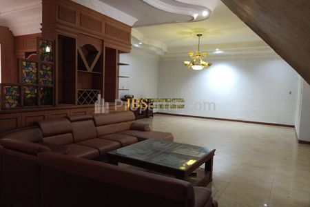 Jual/Sewa Rumah 2 Tingkat Siap Huni di Komplek Cemara Asri Jalan Sakura - Medan