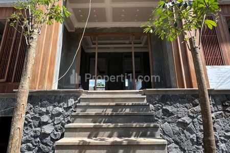 Jual Rumah Baru di Kemang Dalam, Jakarta Selatan - 6 Kamar Tidur Furnished Sertifikat SHM