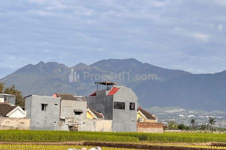 Jual Rumah Modern American Classic 250 meter dari Poros Provinsi di Ngijo, Karangploso, Malang