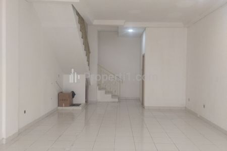 Dijual Ruko GSA di Central Park Jakarta Barat, Unfurnished, Luas Bangunan 300m2