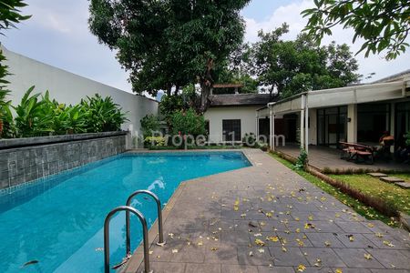 Disewakan Rumah 4 kamar Tidur dengan Pool dan Garden yang Luas, Lokasi di Kuningan Jakarta Selatan