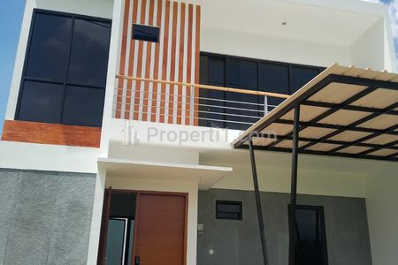 Tampak depan rumah carport dan taman 