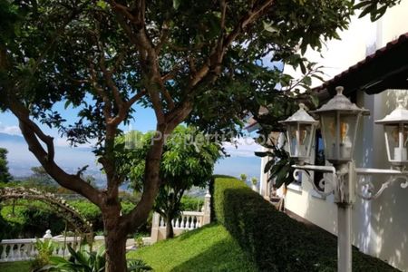 DIjual Cepat Villa Mewah dengan Private Pool di Lembang Bandung