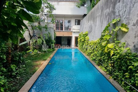 Sewa Rumah di Kebayoran Baru Jakarta Selatan - 5 Kamar Tidur, Ada Kolam Renang dan Taman