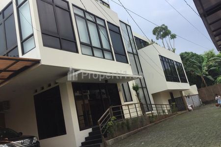 Sewa Rumah Model Mezanine 4 Lantai, 500 Meter ke Kemang Raya, Jakarta Selatan, Ada Rooftop