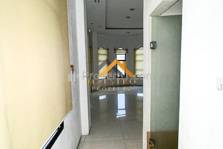 Dijual Ruko Hook Strategis – Komplek MMTC, 3,5 Tingkat Kondisi Siap Huni di Medan