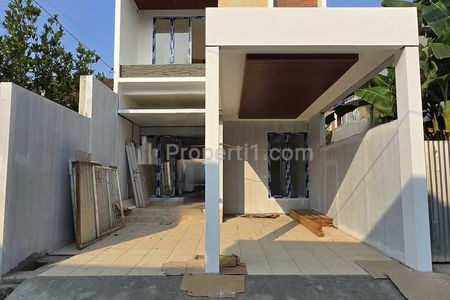 Dijual Rumah Baru Dalam Komplek dengan Halaman Luas di Duren Sawit Jakarta Timur