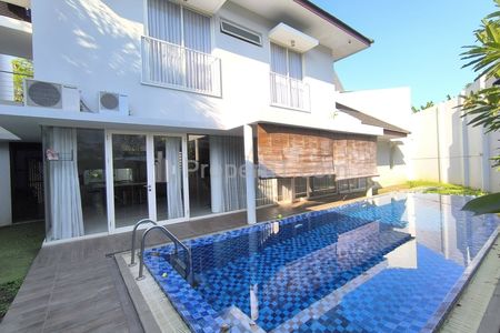 Dijual Rumah Graha Family, Surabaya Barat Full Furnish & Ada Swimming Pool