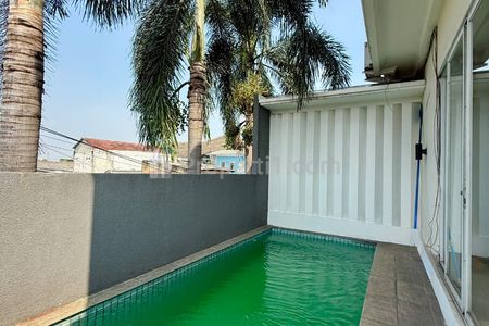 Jual Rumah di Pejaten Barat Jakarta Selatan - 3+1 Kamar Tidur ada Kolam Renang