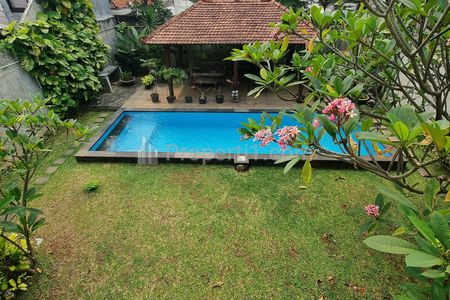 Disewakan Rumah dengan Taman & Pool - Lokasi Dekat MRT di Cipete Jakarta Selatan