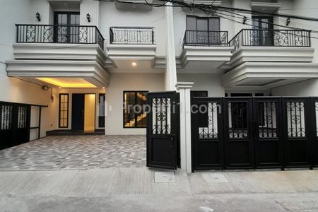 Dijual Rumah Baru Design Classic Modern di Pondok Bambu Jakarta Timur