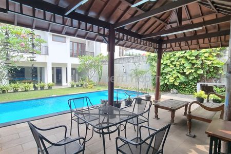 Jual Rumah Luas Bangunan 522m2 4 Kamar Tidur dengan Taman & Pool di Cipete Jakarta Selatan