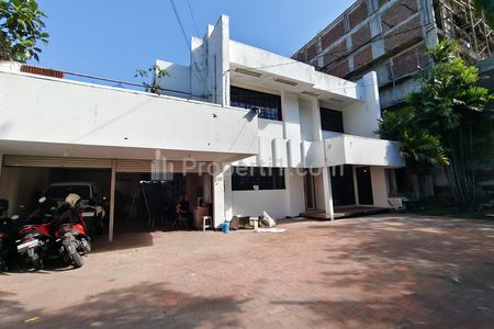 Dijual Rumah Luas di Jalan Progo, Surabaya