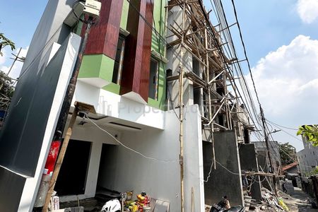 Dijual Rumah Modern 3 Lantai Strategis di Utan Kayu, Matraman, Jakarta Timur