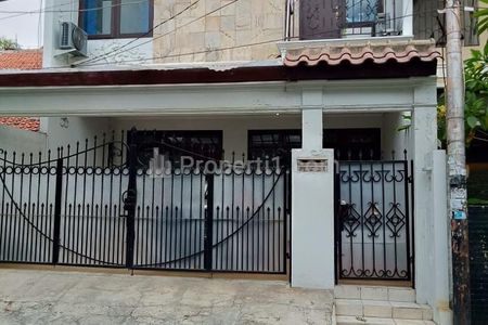 Sewa Rumah Murah Siap Huni 5 BR di Bendungan Hilir, Akses Dua Mobil, Dekat Sudirman, Tanah Abang, Jakarta Pusat
