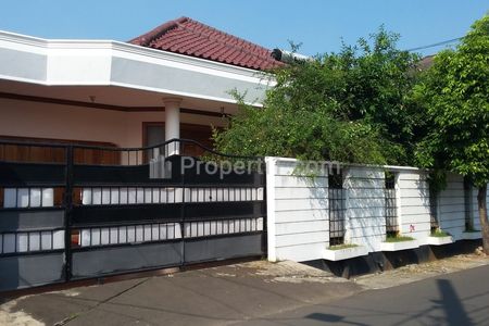 Dijual Rumah Strategis dengan Kolam Renang di Pondok Pinang, Dekat Pondok Indah, Kebayoran Lama, Jakarta Selatan