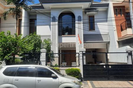 Jual Rumah Mewah Surabaya Barat di Perumahan Babatan Pratama Lokasi Depan Taman Lantai Pakai Batu Granit