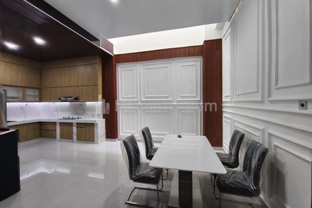 Dijual Rumah Full Furnished 3 Lantai di Komplek Cemara Asri, Deli Serdang