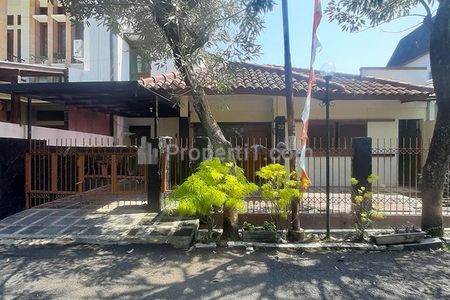 Sewa Rumah 4 Kamar Tidur 3 Kamar Mandi dengan Carport View Taman dan Play Ground Lingkungan Tenang dan Asri di Arcamanik Bandung