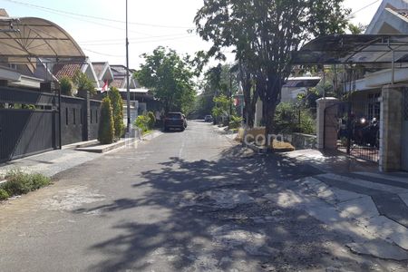 Jual Rumah Berikut Isinya Hitung Tanah Cuma 13 Jutaan Per m2 di Dharmahusada Indah Surabaya Timur