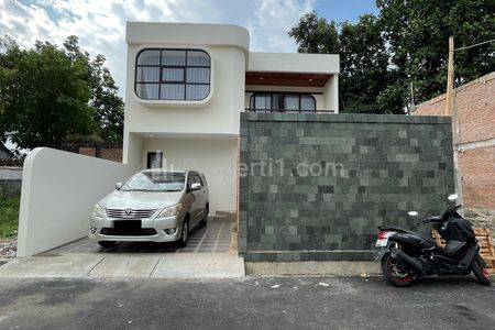 Dijual Rumah Mewah Villa Dekat Bandara Adisucipto, Sleman, Jogja