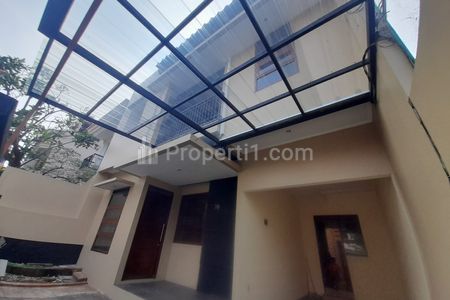 Sewa Rumah Siap Huni 4+1 BR di Tebet Barat, Akses Dua Mobil, Strategis, Dekat Gatot Subroto, Pancoran, Jakarta Selatan