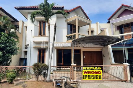 Disewakan Rumah Dharmahusada Regency Surabaya Semi Furnished Siap Huni Fasilitas Kolam Renang, Lapangan Tenis dan Lapangan Basket