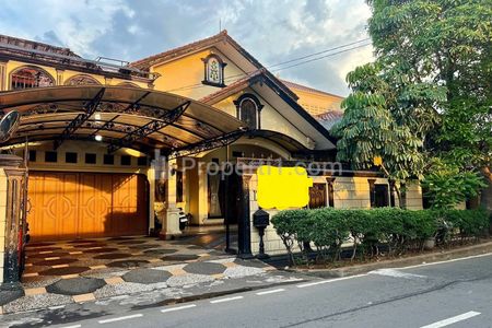 Dijual Rumah dengan Swimming Pool di Area Duren Sawit Dekat BKT (Banjir Kanal Timur), Jakarta Timur