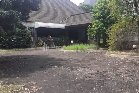 Dijual Rumah Lama Luas 4000m2, Lokasi Komersial di Condet Raya, Jakarta Timur
