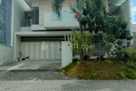 Disewakan Rumah Bukit Telaga Golf Citraland Surabaya Full Furnished Modern Garasi Carport Masuk 4 Mobil Lokasi Dekat Gwalk, Patung Merlion