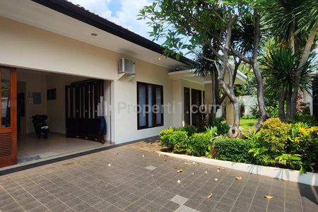 Disewakan Rumah Kemang Jakarta Selatan - 4BR+4BT, 2 Garage Cars + 2 Carport