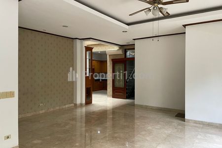 Sewa Rumah Cocok Kantor/Usaha/Klinik/Tinggal, Siap Pakai, 100 meter ke Jalan Raya Wolter Monginsidi, Super Strategis, 1,2 km/Sekitar 5 menit ke Blok M