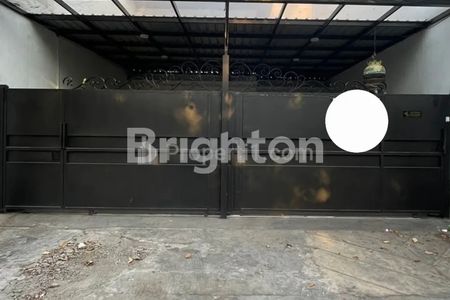 Dijual Rumah Strategis Cocok untuk Usaha di MANYAR Surabaya