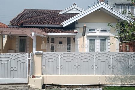 Disewakan Rumah Gaya American Classic 3 Kamar Tidur 2 Kamar Mandi dengan Carport Bebas Banjir di Arcamanik Bandung