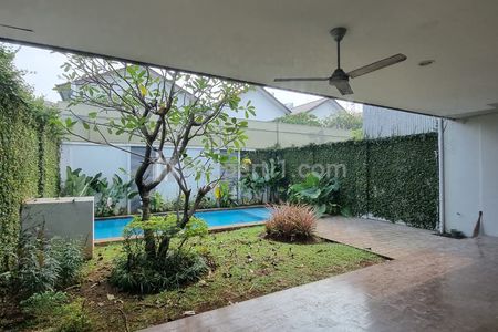 Sewa Rumah di Cilandak Jakarta Selatan - 4 Kamar Tidur, Ada Kolam Renang