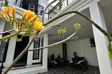 Dijual Rumah Baru Classic Full Furnished dengan Private Pool di Jagakarsa Jakarta Selatan
