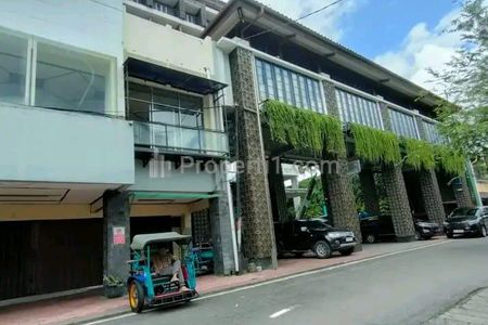 Jual Aset Bangunan 3 Lantai (Available 4 Lantai) di Tepi Jalan Mangkubumi Kota Yogyakarta, Lokasi Sangat Strategis dan Cocok untuk Usaha Cafe, Kantor