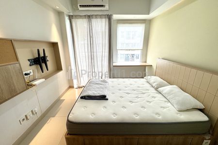 Kamar tidur utama, kasur queen, balkon dan meja kerja (dekat jendela)
