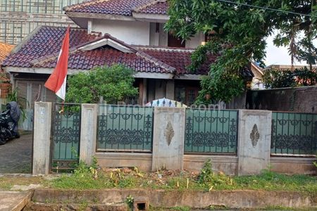 Jual Rumah Lama 2 Lantai Siap Pakai di Jalan Seha, Jakarta Selatan