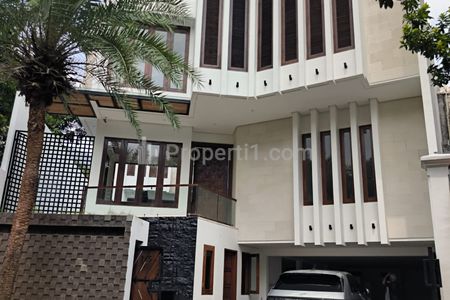Jual Rumah Siap Huni, Ada Kolam Renang, 3 Lantai Luas 408 m2 Bangunan 800 m2 di Pondok Indah, Kebayoran Lama, Jakarta Selatan