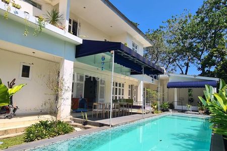 Dijual Rumah Mewah 5 Kamar Tidur dengan Taman dan Pool di Bukit Golf Hijau, Sentul City Bogor