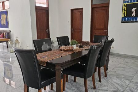 Sewa Rumah Mewah Furnish Townhouse Ada Kolam Renang di Pejaten Barat, Dekat AIS, Gonzaga, Ampera, Kemang, Pasar Minggu, Jakarta Selatan
