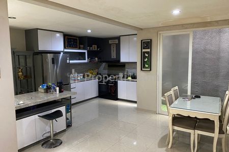 Dijual Rumah Pondok Indah, Semi Furnished - Jakarta Selatan