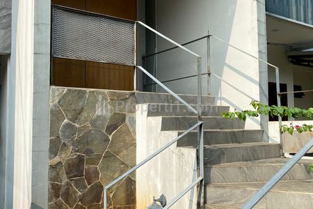 Jual Rumah di Bawah Harga Pasar Area Pondok Indah 3 Lantai 4 Kamar Tidur SHM - Jakarta Selatan