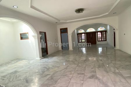 Sewa Rumah Siap Huni 4+1 BR di Tebet, Akses Dua Mobil, Strategis, Dekat Gatot Subroto, Pancoran, Jakarta Selatan
