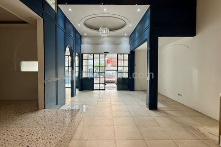 Jual Rumah Pinggir Jalan di Kebayoran Baru Jakarta Selatan - 3 Kamar Tidur Unfurnished