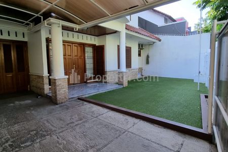 Dijual Rumah Siap Huni di Tebet Barat, Jakarta Selatan - Lebar Jalan 2 Mobil Luas, Lokasi Strategis